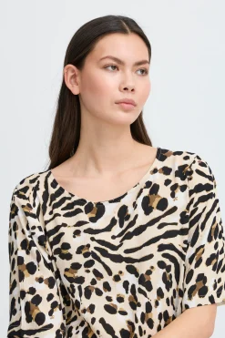 Blouse with short sleeve